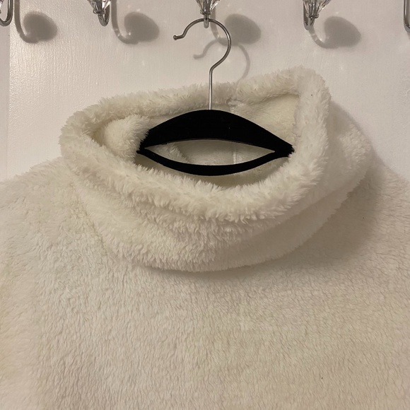 Sherpa Pullover - Picture 3 of 3